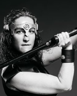 Black and white picture of a woman with a crown holding a sword